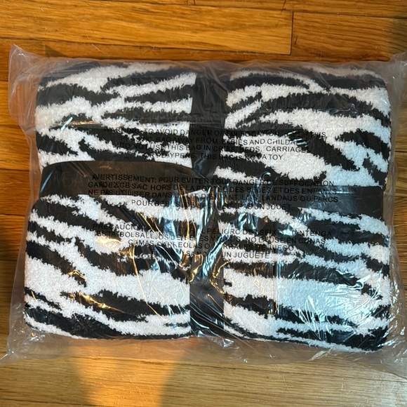 Barefoot Dreams Tiger Print Blanket - Picture 4 of 4